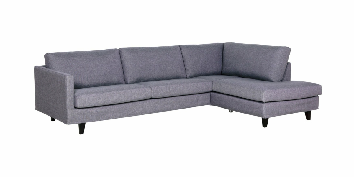 Canapé sectionnel gris avec un design élégant en forme de L, doté de sièges et de dossiers rembourrés, complétés par des pieds noirs élégants. Canape Paris by Atelier Bis