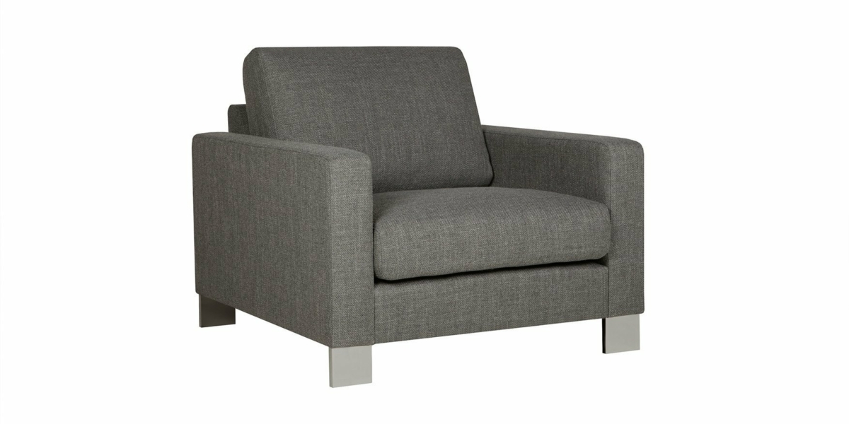 Fauteuil moderne gris avec coussins carrés et pieds en métal élégants, dégageant une ambiance parisienne chic sur un fond blanc immaculé. Canape Paris by Atelier Bis