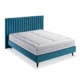 Un lit queen-size avec une tête de lit bleu sarcelle capitonnée verticalement et un matelas blanc, reposant élégamment sur des pieds noirs, rappelant le style chic trouvé dans un showroom parisien. Canape Paris by Atelier Bis
