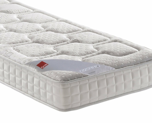 Un matelas matelassé blanc avec un motif texturé et une petite étiquette rouge sur le côté, parfait pour tout décor d'inspiration parisienne ou sous votre canapé chic. Canape Paris by Atelier Bis
