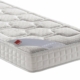 Un matelas matelassé blanc avec un motif texturé et une petite étiquette rouge sur le côté, parfait pour tout décor d'inspiration parisienne ou sous votre canapé chic. Canape Paris by Atelier Bis