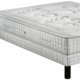 Un matelas et sommier blanc matelassé sur pieds noirs, présentant un motif texturé, offrant une qualité exceptionnelle. Canape Paris by Atelier Bis