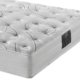 Gros plan sur un matelas blanc au motif texturé et tourbillonnant rappelant l'élégance parisienne, avec une étiquette noire sur le côté. Le savoir-faire témoigne d'une qualité inégalée et offre un confort exceptionnel sans le prix élevé. Canape Paris by Atelier Bis