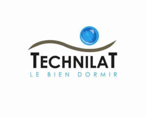 Logo-technilat Logo avec le texte « Technilat », une sphère bleue au-dessus et la phrase « Le Bien Dormir » en bleu en dessous. Inspiré de l'élégance parisienne, ce design incarne le confort et le style, à l'image d'un canapé luxueux partagé sur un balcon pittoresque de Paris. Canape Paris by Atelier Bis