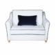 Canapé deux places blanc avec passepoil noir et coussin foncé, rappelant un showroom parisien, sur fond blanc uni. Canape Paris by Atelier Bis