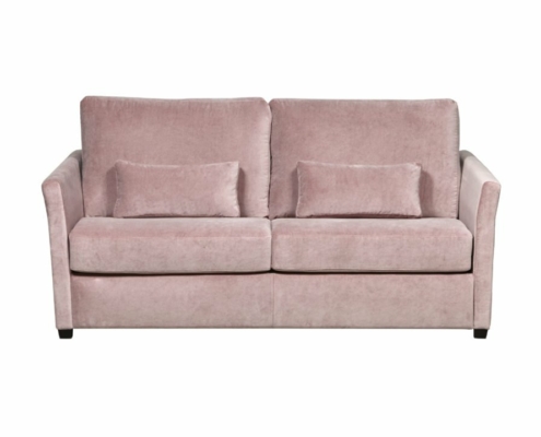 Canapé en velours rose avec deux coussins assortis, doté d'accoudoirs élégants et d'un design moderne, parfait pour ajouter de l'élégance à n'importe quelle salle d'exposition. Isolé sur fond blanc. Canape Paris by Atelier Bis