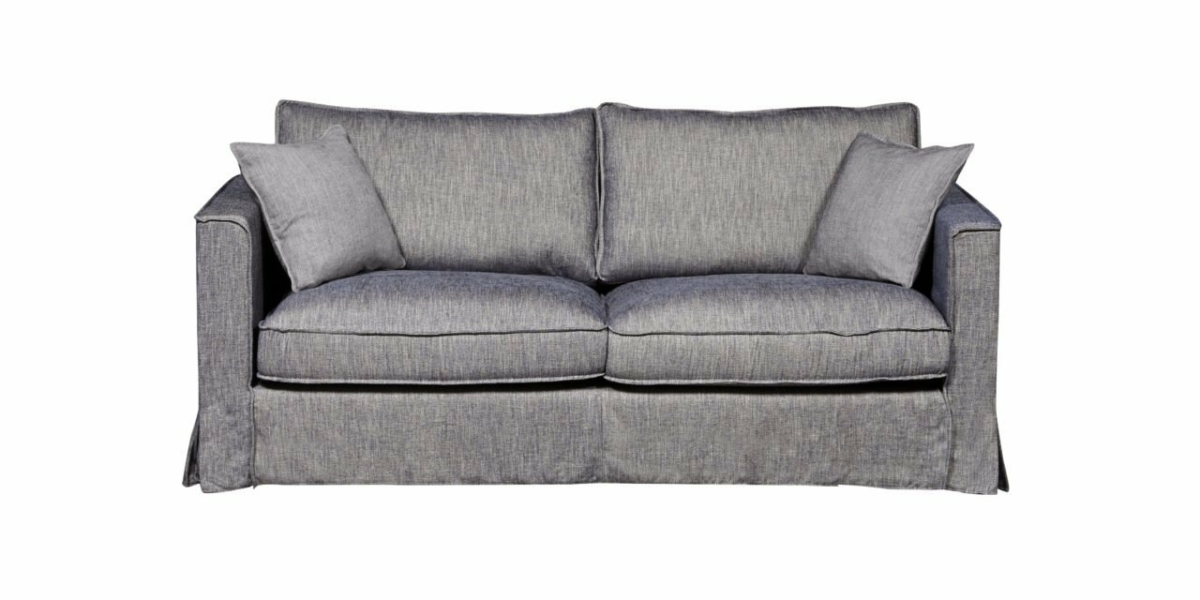 Découvrez notre canapé capitonné gris avec deux coussins assortis, mettant en valeur une base à jupe. Découvrez l'essence de l'élégance et de la qualité parisiennes dans notre élégant showroom. Canape Paris by Atelier Bis
