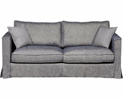 Découvrez notre canapé capitonné gris avec deux coussins assortis, mettant en valeur une base à jupe. Découvrez l'essence de l'élégance et de la qualité parisiennes dans notre élégant showroom. Canape Paris by Atelier Bis