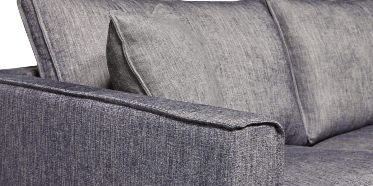 Canapé en tissu gris avec un coussin assorti sur l'assise, parfait pour ajouter une touche d'élégance parisienne à votre espace de vie. Canape Paris by Atelier Bis