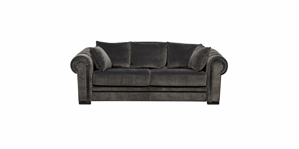Découvrez l'élégance d'une salle d'exposition avec notre canapé en velours gris foncé, doté d'accoudoirs roulés et de deux coussins d'assise moelleux, le tout sur un fond blanc immaculé. Alliant parfaitement style et confort, cette pièce offre une qualité inégalée. Canape Paris by Atelier Bis
