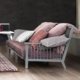 Découvrez notre canapé moderne, présenté dans notre showroom, composé de multiples coussins aux tons de rose et de gris sur un plancher en bois, accompagné d'une table d'appoint chic. Faites l'expérience d'une qualité et d'un style inégalés qui offrent un excellent rapport qualité-prix. Canape Paris by Atelier Bis