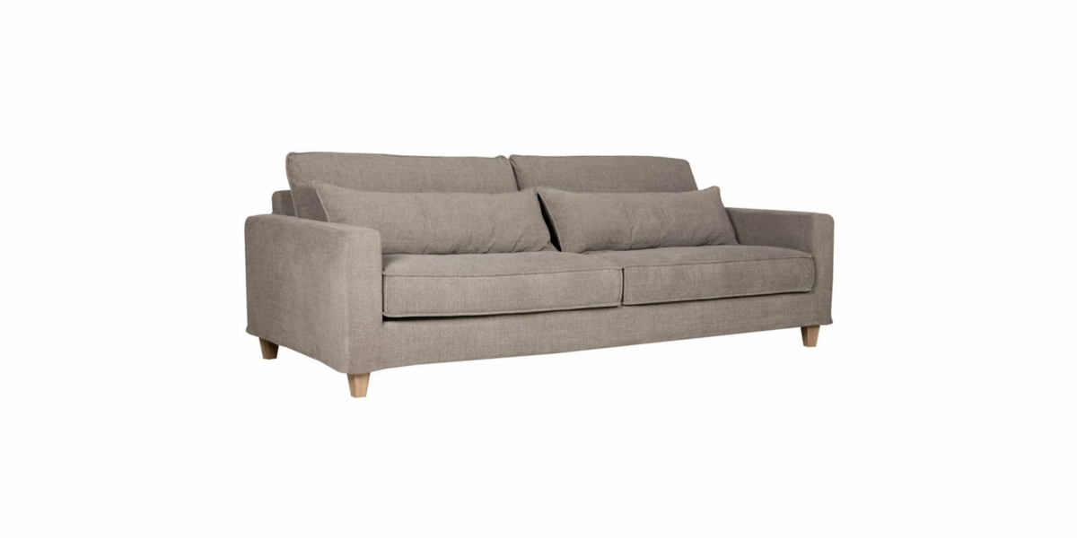 Un canapé gris moderne avec des pieds en bois et deux coussins d'assise, présenté dans une salle d'exposition minimaliste sur un fond blanc immaculé. Canape Paris by Atelier Bis