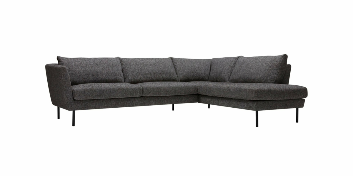 Un canapé gris en forme de L avec des pieds en métal, ce sectionnel est doté de coussins de dossier et d'assise en peluche de qualité, parfaits pour n'importe quelle salle d'exposition. Canape Paris by Atelier Bis