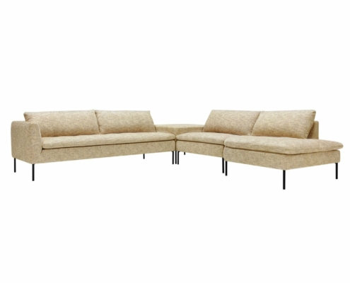 Canapé sectionnel beige en L avec pieds en métal noir, parfait pour tout showroom parisien élégant. Canape Paris by Atelier Bis