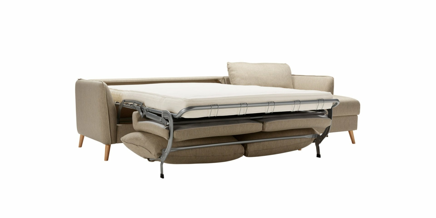 Canapé chic beige avec matelas partiellement déplié, pieds en bois et coussins carrés. Idéal pour un salon d'inspiration parisienne sans casser la gamme de prix. Canape Paris by Atelier Bis