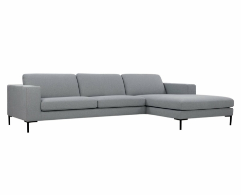 Canapé gris en forme de L au design minimaliste et aux pieds en métal noir, parfait pour tout showroom moderne. Canape Paris by Atelier Bis