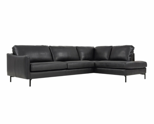 Découvrez le canapé sectionnel en L en cuir noir, doté de pieds en métal épurés et d'une qualité exceptionnelle. Disponible dès maintenant dans notre showroom à un prix irrésistible, il allie parfaitement style et confort. Canape Paris by Atelier Bis