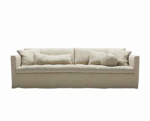 Canapé beige trois places avec deux coussins rectangulaires et un coussin rond, mettant en valeur l'élégance et la qualité sur un fond blanc immaculé. Canape Paris by Atelier Bis