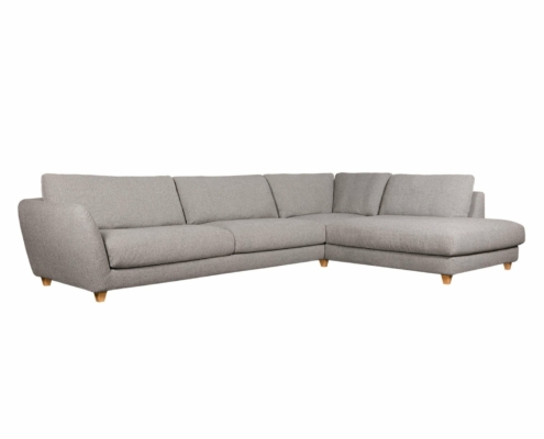 Découvrez l'élégance d'un canapé sectionnel gris en L avec pieds en bois, rappelant un canapé parisien classique, sur fond blanc immaculé. Parfait pour ajouter une touche chic à n'importe quel espace de vie ou salle d'exposition. Canape Paris by Atelier Bis