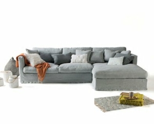 Découvrez le style chic parisien avec ce canapé modulable gris, parfaitement complété par des coussins, un plaid douillet et un tapis à motifs. Idéal pour un showroom, il est doté de petits paniers et d'un pouf en tricot pour compléter votre espace élégant. Canape Paris by Atelier Bis