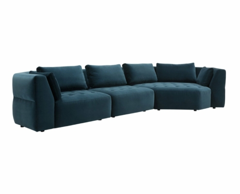 Découvrez l'élégance d'un canapé modulable en velours bleu foncé, rappelant un showroom parisien, avec plusieurs coussins et des sièges capitonnés qui incarnent le design contemporain. Canape Paris by Atelier Bis