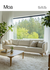 Un salon moderne doté d'un canapé crème de haute qualité, complété par une élégante table basse en bois et des plantes vibrantes, avec une grande fenêtre encadrant la verdure luxuriante à l'extérieur. Canape Paris by Atelier Bis