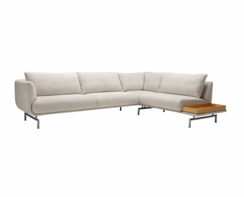 Canapé sectionnel beige moderne en forme de L avec pieds en métal et table d'appoint en bois intégrée, reflétant l'élégance du design parisien et une qualité inégalée. Canape Paris by Atelier Bis