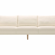 Canapé blanc moderne avec coussins moelleux et pieds en bois, rappelant le chic parisien, sur fond blanc uni. Canape Paris by Atelier Bis