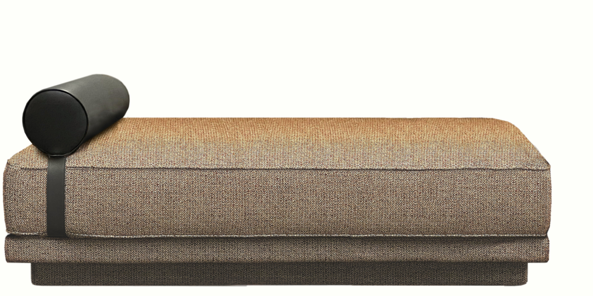 Canapé moderne marron avec un appui-tête cylindrique noir sur un côté, parfait pour tout showroom recherchant une touche d'élégance contemporaine. Canape Paris by Atelier Bis