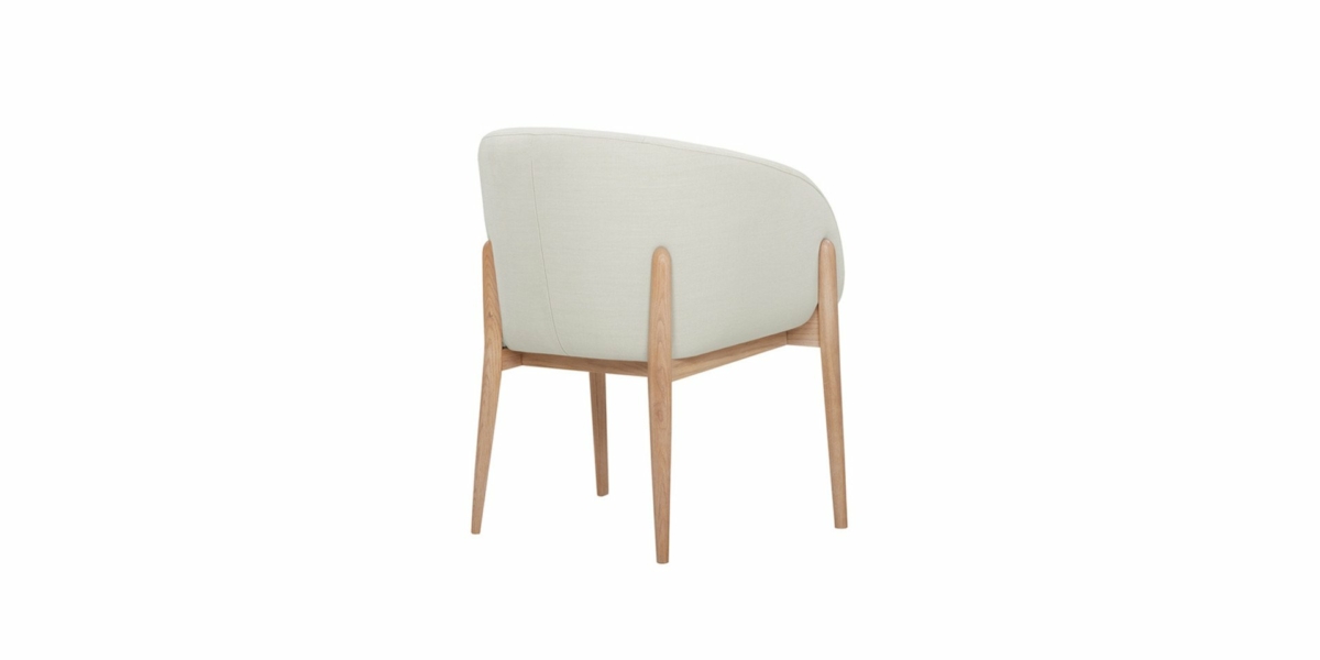 Une chaise moderne avec une assise en tissu léger et des pieds en bois élégamment présentée dans un showroom parisien, vue de dos. Canape Paris by Atelier Bis