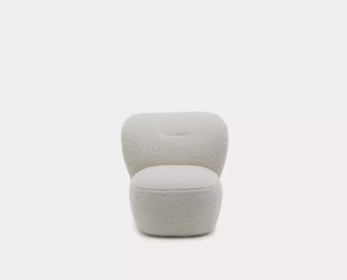 Chaise moderne blanche rembourrée avec assise circulaire rembourrée et dossier arrondi, présentée dans un showroom parisien sur un fond uni, illustre une qualité inégalée. Canape Paris by Atelier Bis