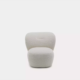Chaise moderne blanche rembourrée avec assise circulaire rembourrée et dossier arrondi, présentée dans un showroom parisien sur un fond uni, illustre une qualité inégalée. Canape Paris by Atelier Bis