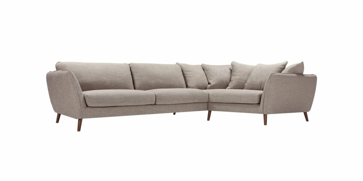 Canapé beige en L avec coussins moelleux et pieds en bois, offrant une qualité exceptionnelle sur fond blanc. Canape Paris by Atelier Bis