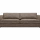 Canapé marron moderne au design rectangulaire, doté de deux coussins d'assise et d'accoudoirs de style bloc, élégamment présenté dans la salle d'exposition. Canape Paris by Atelier Bis