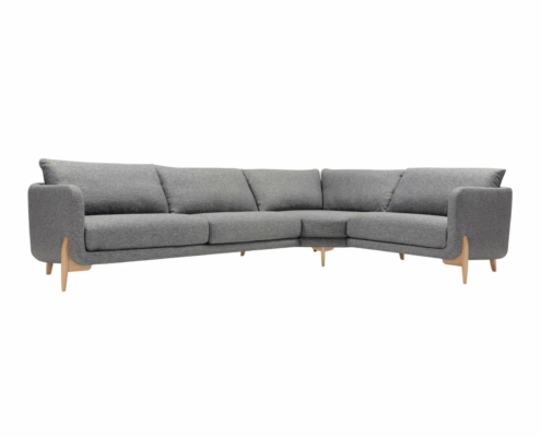 Canapé sectionnel gris en forme de L avec pieds en bois, doté de coussins moelleux et d'un design moderne, parfait pour toute salle d'exposition chic. Canape Paris by Atelier Bis