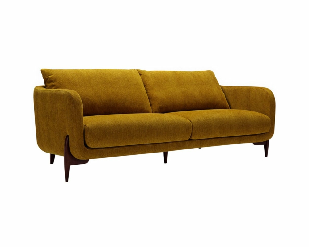 Un canapé chic en velours jaune avec un design moderne et élégant et des pieds en bois foncé, vu de face, incarne l'élégance et la qualité parisiennes. Canape Paris by Atelier Bis