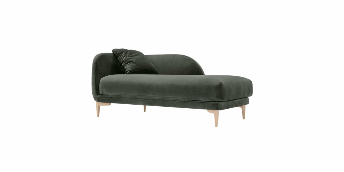 Un luxueux canapé en velours vert avec des pieds en bois clair et un coussin assorti, évoquant l'élégance de Paris, est présenté sur un fond blanc immaculé. Canape Paris by Atelier Bis