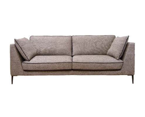 Un canapé gris moderne avec passepoil noir et deux grands coussins se dresse élégamment, comme s'il était prêt à être mis en valeur dans un showroom parisien, sur fond blanc immaculé. Canape Paris by Atelier Bis