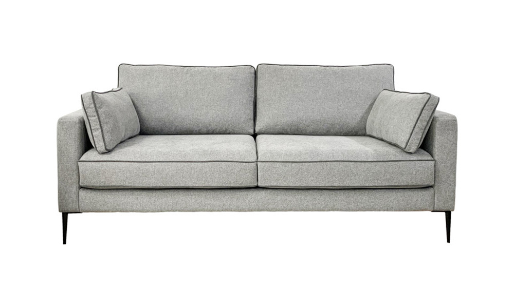 Ce canapé élégant présente un design rembourré gris avec deux coussins d'assise et des oreillers assortis, le tout soutenu par de fins pieds en métal. Fabriqué dans un souci de qualité parisienne, il apporte une touche de sophistication à n'importe quel espace. Canape Paris by Atelier Bis