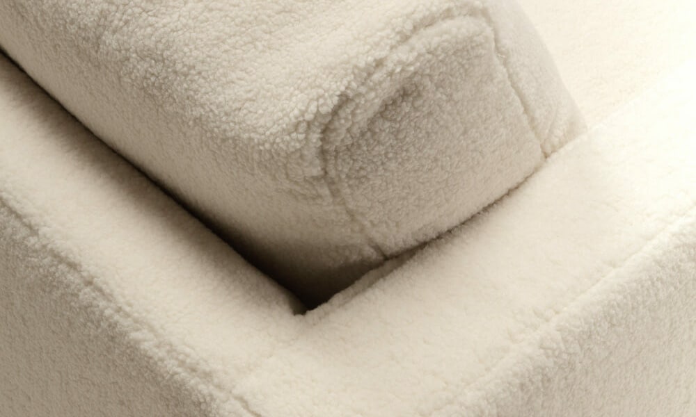 Une décoration méditerranéenne avec un canapé blanc, des coussins bleus et des accessoires en céramique.