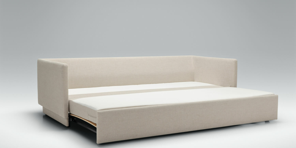 Canapé convertible en lit Colin en blanc avec des coussins beige dans un salon contemporain Dans un salon au design contemporain, le canapé Colin en blanc avec des coussins beige apporte une touche de sophistication et de confort.