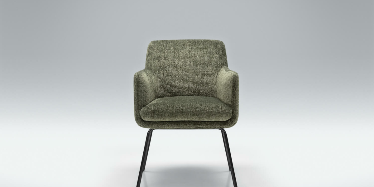 Fauteuil Moa Bistro en tissu vert olive avec des plantes d'intérieur Le fauteuil en tissu vert olive est entouré de plantes d'intérieur, créant un coin détente naturel et apaisant.