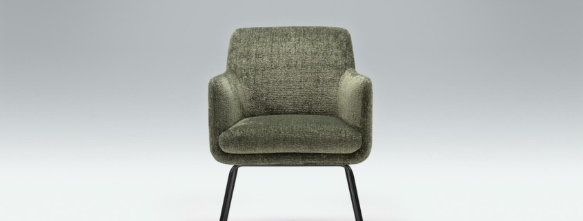 Fauteuil Moa Bistro en tissu vert olive avec des plantes d'intérieur Le fauteuil en tissu vert olive est entouré de plantes d'intérieur, créant un coin détente naturel et apaisant.