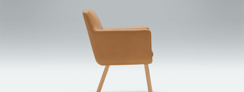 Fauteuil Moa Bistro en cuir cognac avec un tapis à motifs géométriques Le fauteuil en cuir cognac est posé sur un tapis à motifs géométriques, apportant du caractère à un salon contemporain.