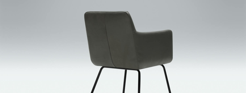 Fauteuil Moa Bistro en cuir noir avec une lampe sur pied moderne Le fauteuil en cuir noir est accompagné d'une lampe sur pied moderne, offrant un éclairage doux idéal pour les soirées de lecture.