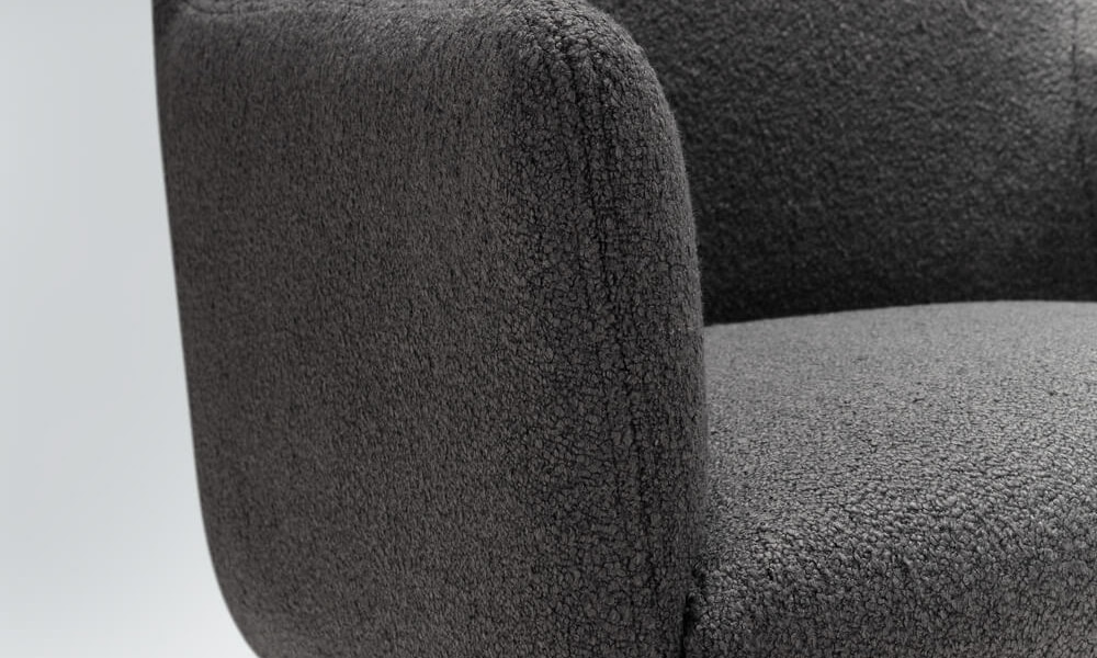 Fauteuil Moa Bistro en velours rose pâle avec des rideaux assortis Le fauteuil en velours rose pâle est placé près de rideaux assortis, créant une ambiance romantique et élégante.