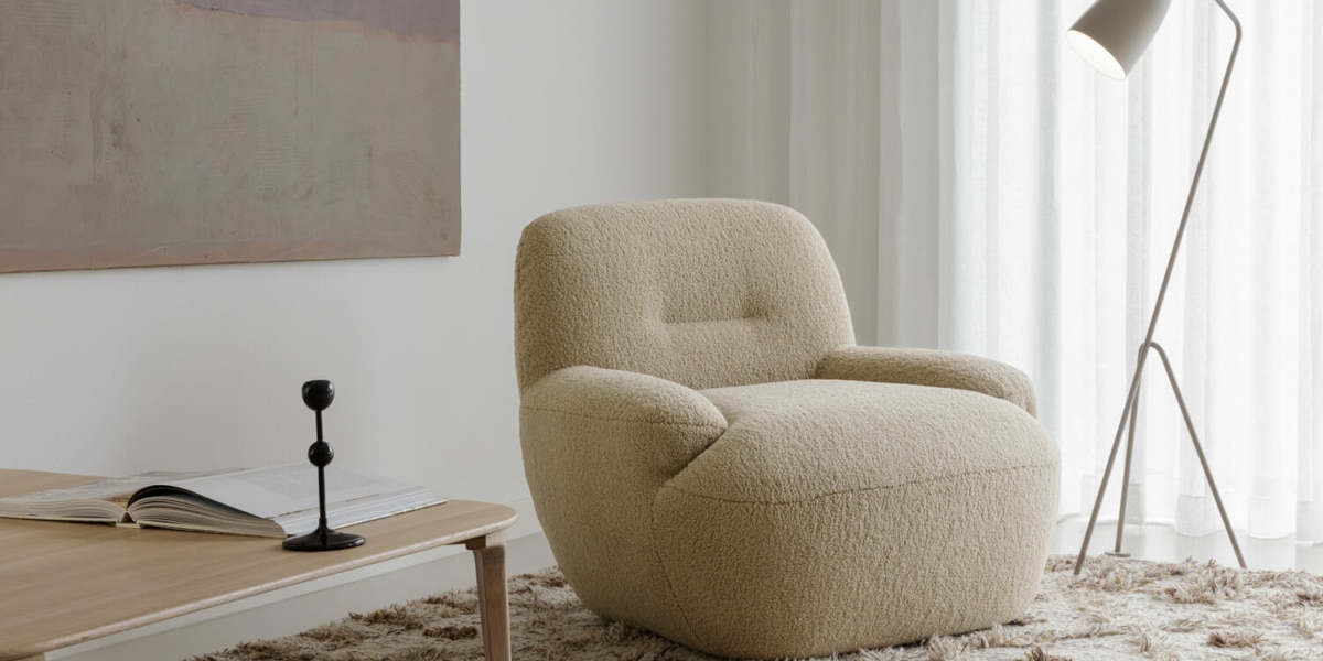 Fauteuil Uma en lin marron foncé avec un pouf jaune assorti Le fauteuil en lin marron foncé est complété par un pouf jaune, créant un ensemble harmonieux et confortable.