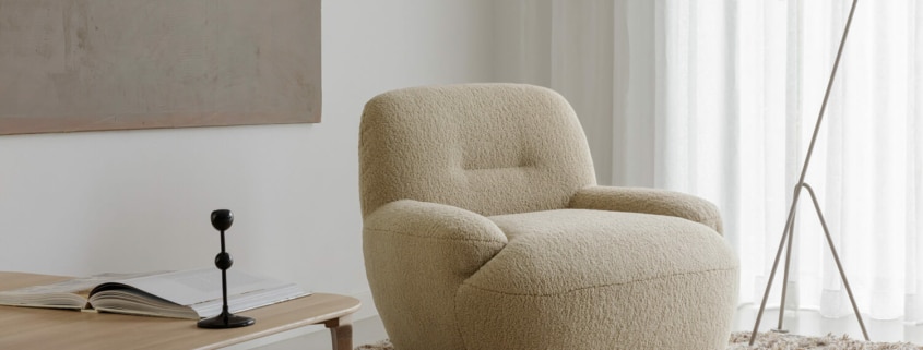 Fauteuil Uma en lin marron foncé avec un pouf jaune assorti Le fauteuil en lin marron foncé est complété par un pouf jaune, créant un ensemble harmonieux et confortable.