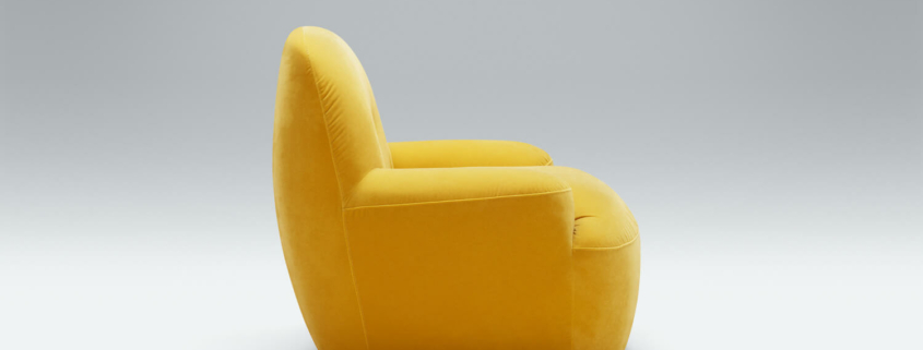 Fauteuil Uma en cuir jaune avec des murs marron et des accents blancs Le fauteuil en cuir jaune se détache sur des murs marron, avec des accents blancs pour un effet visuel saisissant.