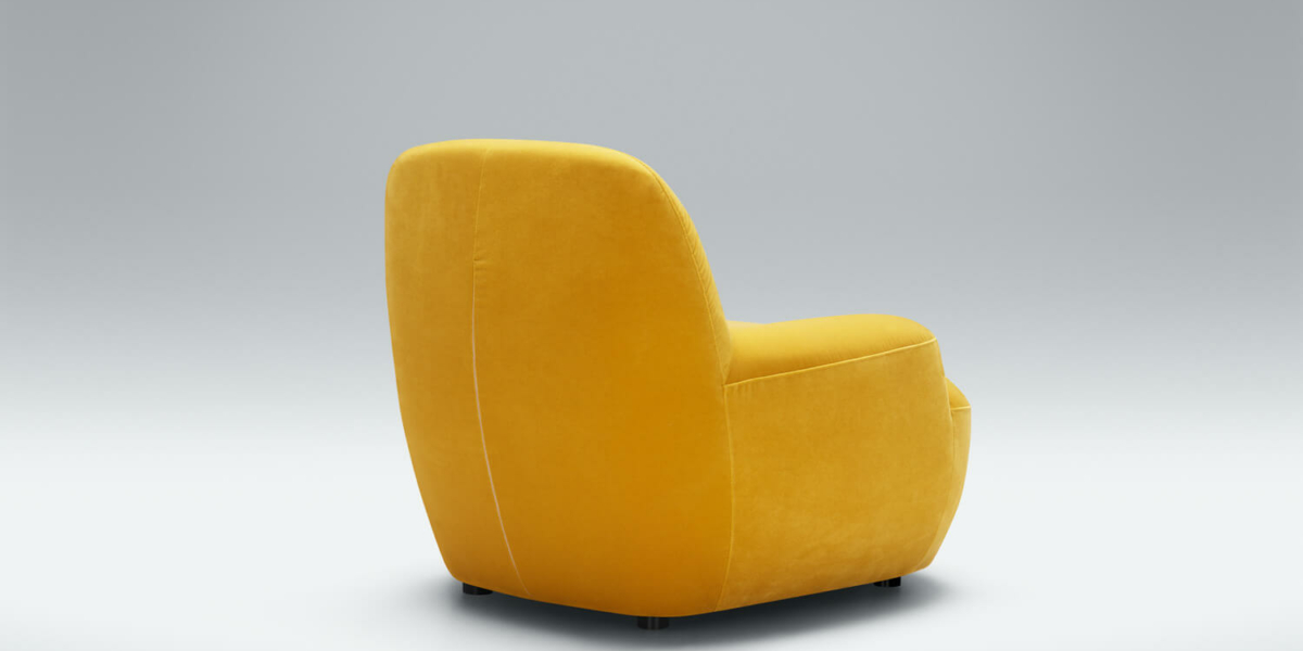 Fauteuil Uma en lin jaune avec une étagère murale blanche et marron Le fauteuil en lin jaune se trouve à côté d'une étagère murale blanche et marron, offrant un espace fonctionnel et esthétique.